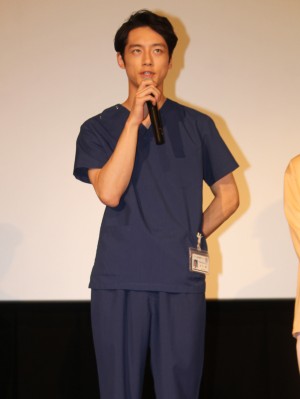 坂口健太郎、『コウノドリ』特別試写会＆舞台挨拶に出席