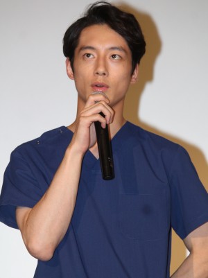 坂口健太郎、『コウノドリ』特別試写会＆舞台挨拶に出席