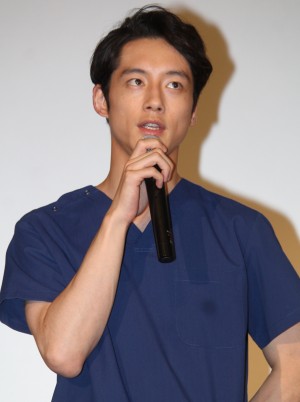 坂口健太郎、『コウノドリ』特別試写会＆舞台挨拶に出席