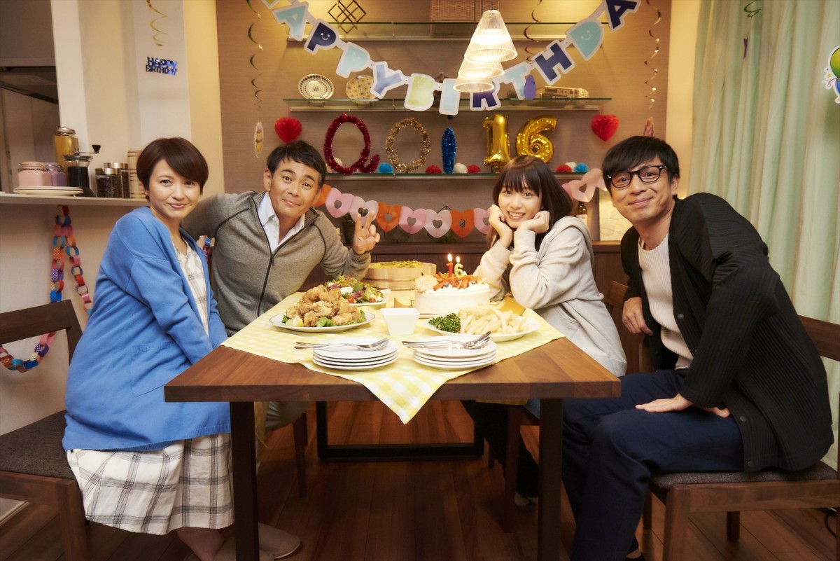 映画『恋と嘘』より仁坂家オフショット写真(左から三浦理恵子、遠藤章造、森川葵、徳井義実)