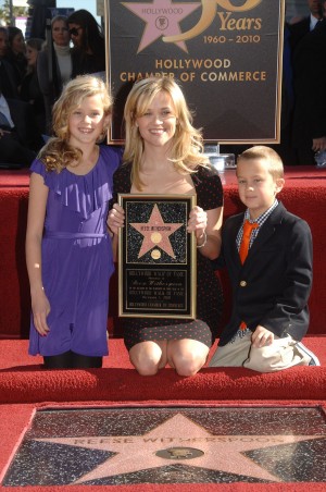 アヴァ・エリザベス・フィリップ（左）とリース・ウィザースプーン（中）