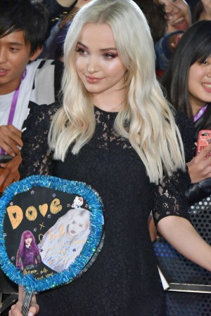 『ディセンダント2』プレミア・イベントに登壇したダヴ・キャメロン