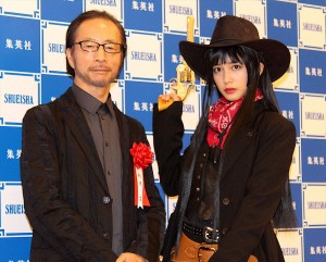 秋本治、“ブラック・ティガー”の衣装に身を包んだ松田るか、「集英社　2017新刊企画発表会」登壇