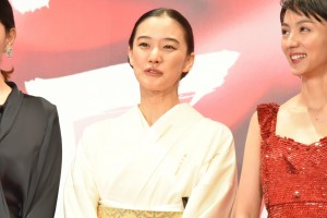 蒼井優、「第30回東京国際映画祭」オープニング＆レッドカーペットに登場