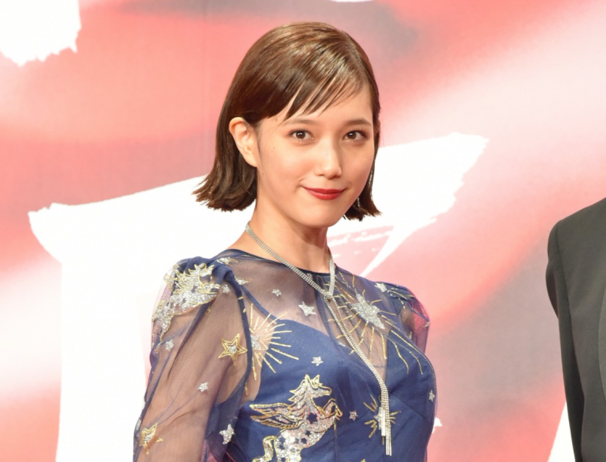 本田翼、「第30回東京国際映画祭」オープニング&レッドカーペットに登場