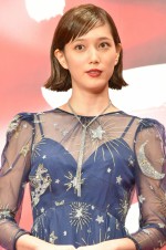 本田翼、「第30回東京国際映画祭」オープニング＆レッドカーペットに登場