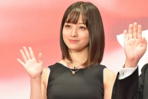 橋本環奈、「第30回東京国際映画祭」オープニング＆レッドカーペットに登場
