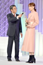 「東京ドラマアウォード2017」＜個人賞＞主演女優賞：新垣結衣／『逃げるは恥だが役に立つ』