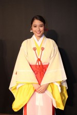 『巫女っちゃけん。』より巫女姿で登場した広瀬アリス　「第30回東京国際映画祭」レッドカーペット
