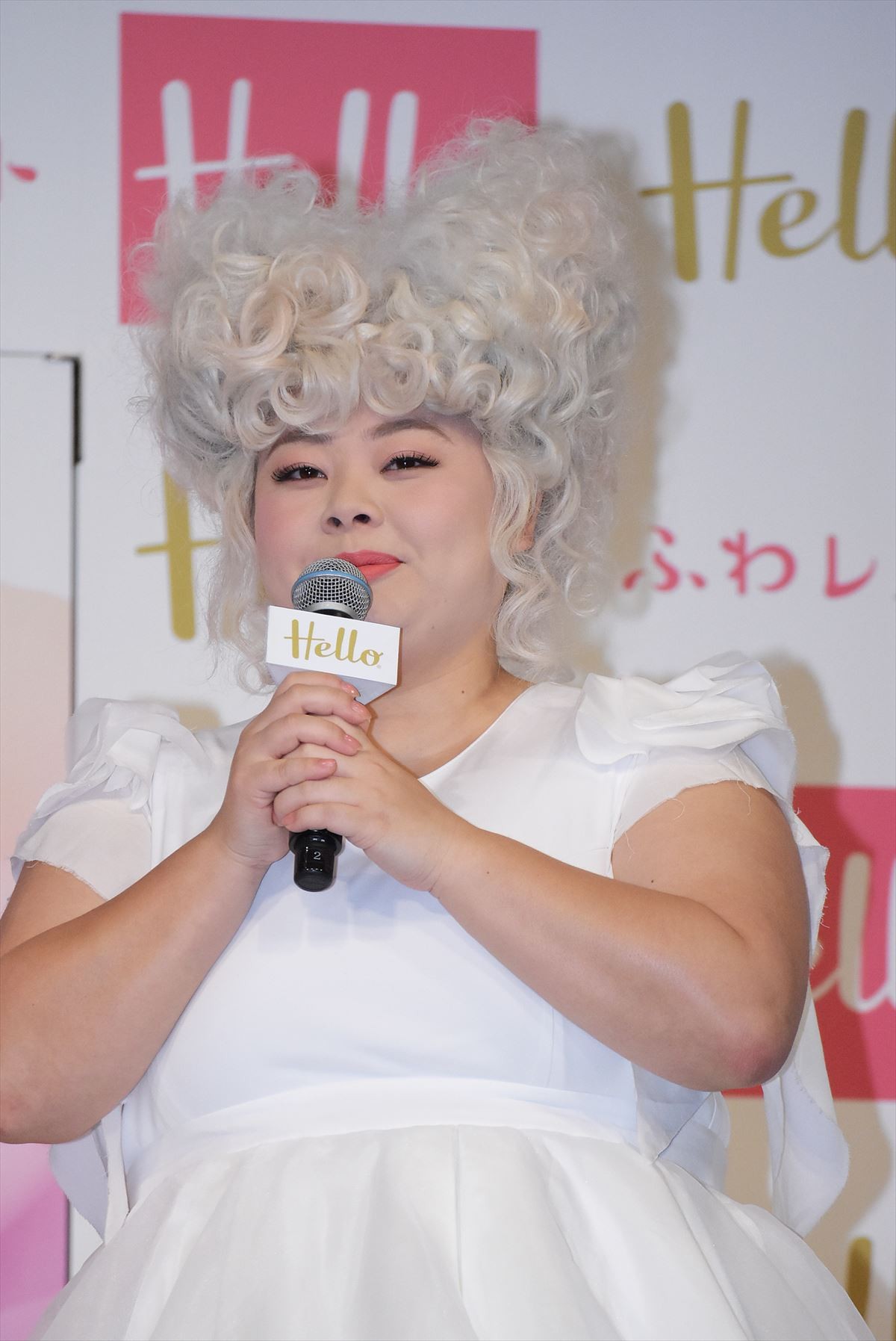 渡辺直美、「丈夫で、肌触りはつるつる」妖精姿で魅力ボディをアピール