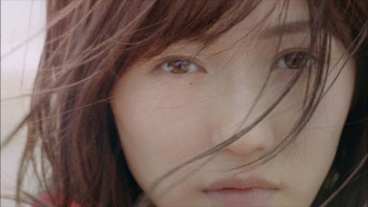 渡辺麻友、雨のなか全力疾走！ AKB48『11月のアンクレット』MV公開