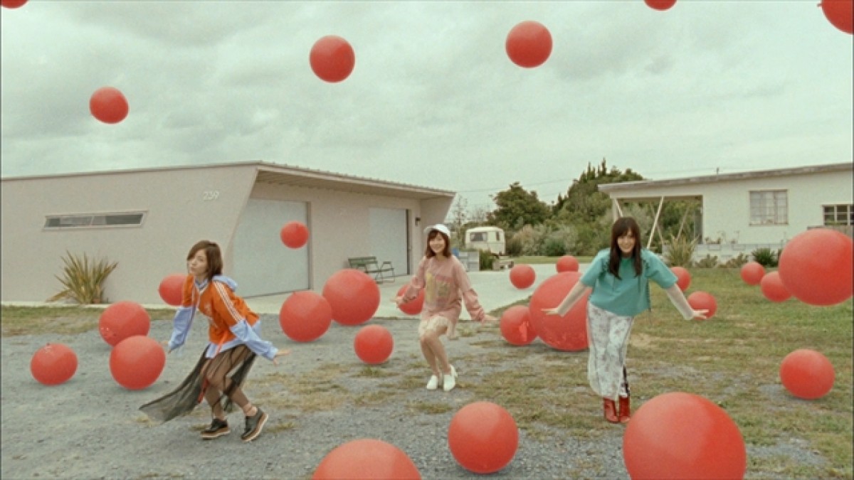渡辺麻友、雨のなか全力疾走！ AKB48『11月のアンクレット』MV公開
