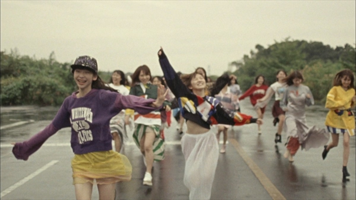 渡辺麻友、雨のなか全力疾走！ AKB48『11月のアンクレット』MV公開