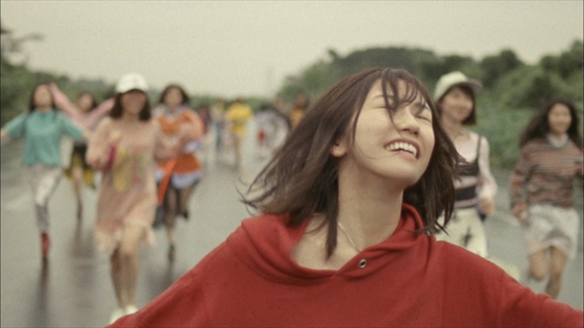 渡辺麻友、雨のなか全力疾走！ AKB48『11月のアンクレット』MV公開