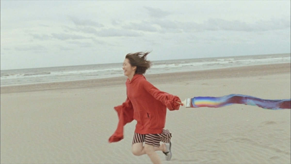 渡辺麻友、雨のなか全力疾走！ AKB48『11月のアンクレット』MV公開