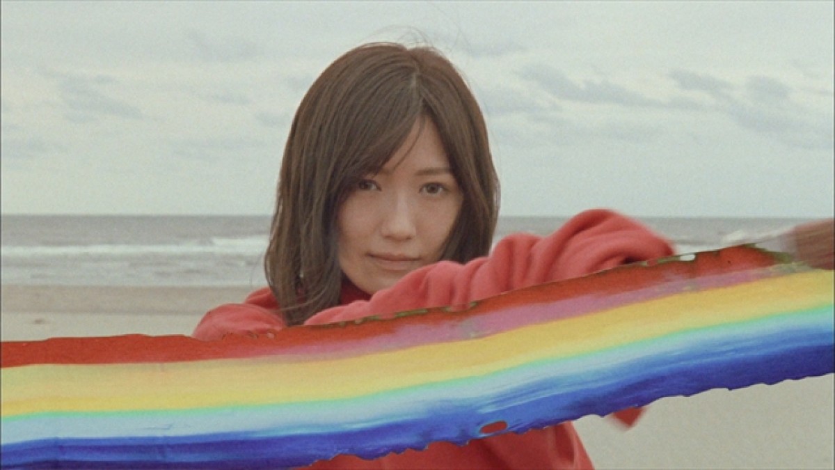 渡辺麻友、雨のなか全力疾走！ AKB48『11月のアンクレット』MV公開