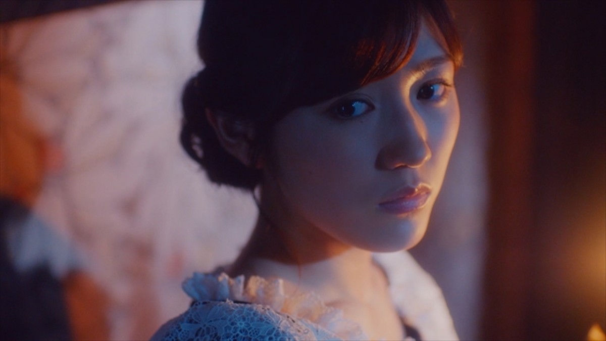 渡辺麻友、雨のなか全力疾走！ AKB48『11月のアンクレット』MV公開