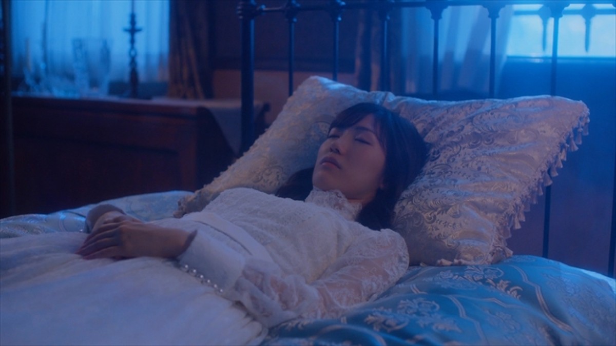 渡辺麻友、雨のなか全力疾走！ AKB48『11月のアンクレット』MV公開