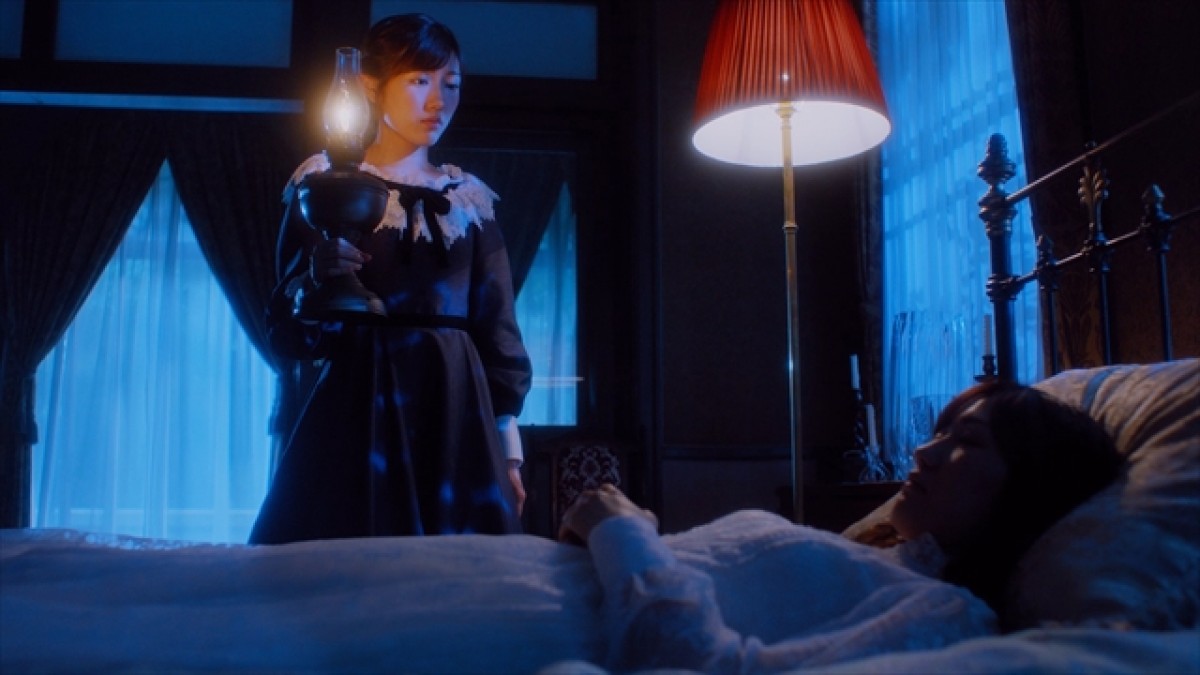 渡辺麻友、雨のなか全力疾走！ AKB48『11月のアンクレット』MV公開