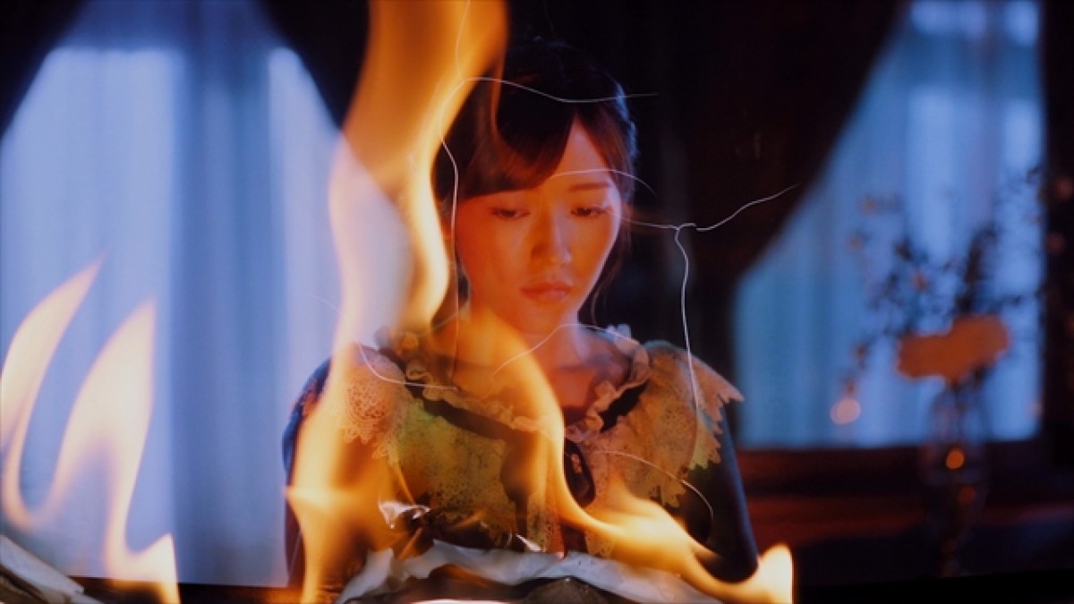 渡辺麻友、雨のなか全力疾走！ AKB48『11月のアンクレット』MV公開
