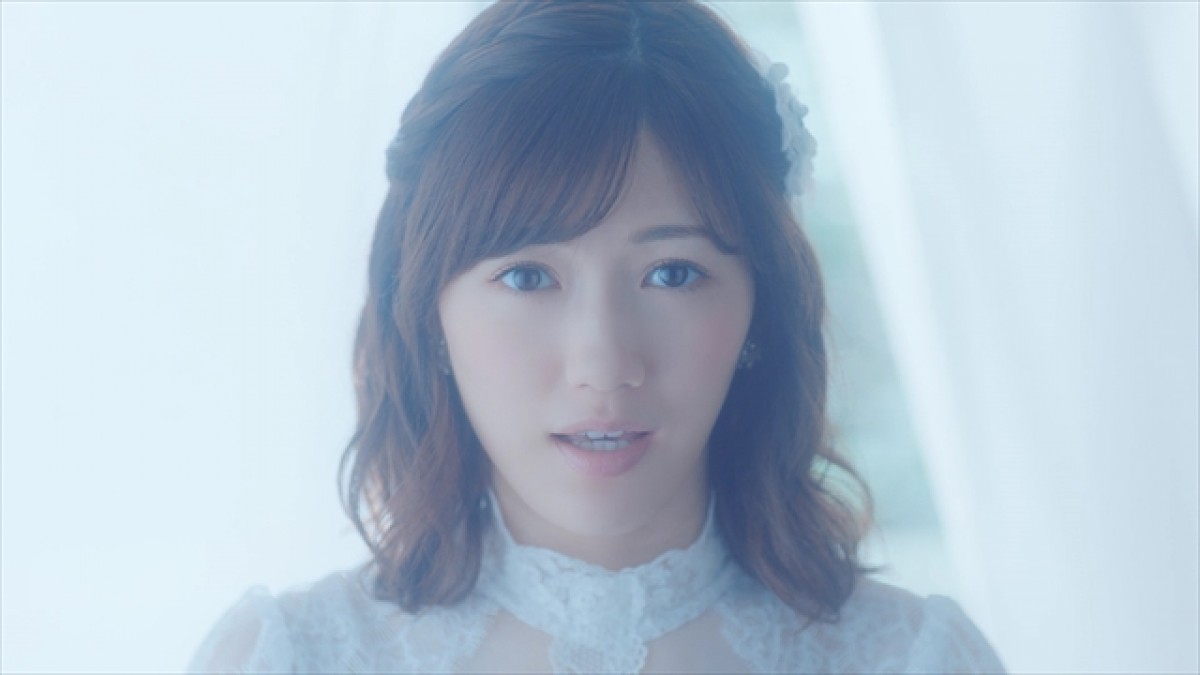 渡辺麻友、雨のなか全力疾走！ AKB48『11月のアンクレット』MV公開