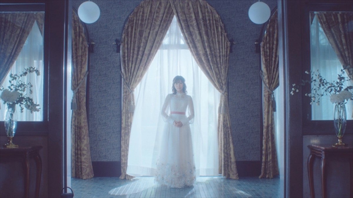 渡辺麻友、雨のなか全力疾走！ AKB48『11月のアンクレット』MV公開