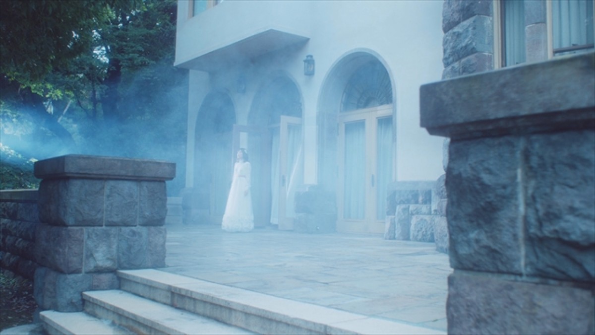 渡辺麻友、雨のなか全力疾走！ AKB48『11月のアンクレット』MV公開