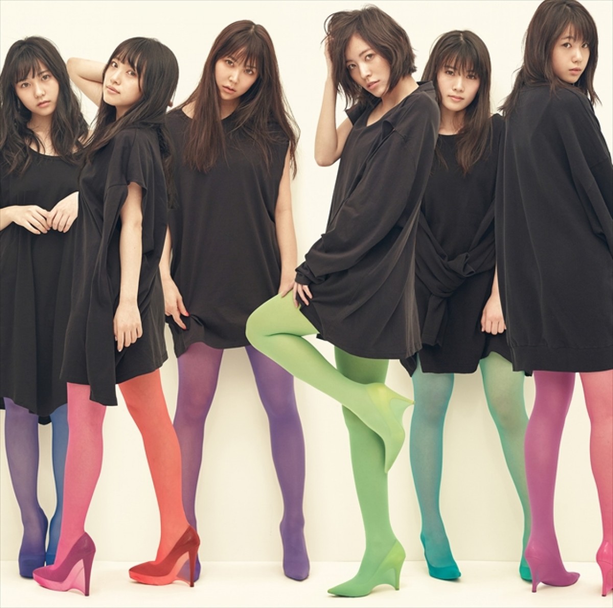 渡辺麻友、雨のなか全力疾走！ AKB48『11月のアンクレット』MV公開