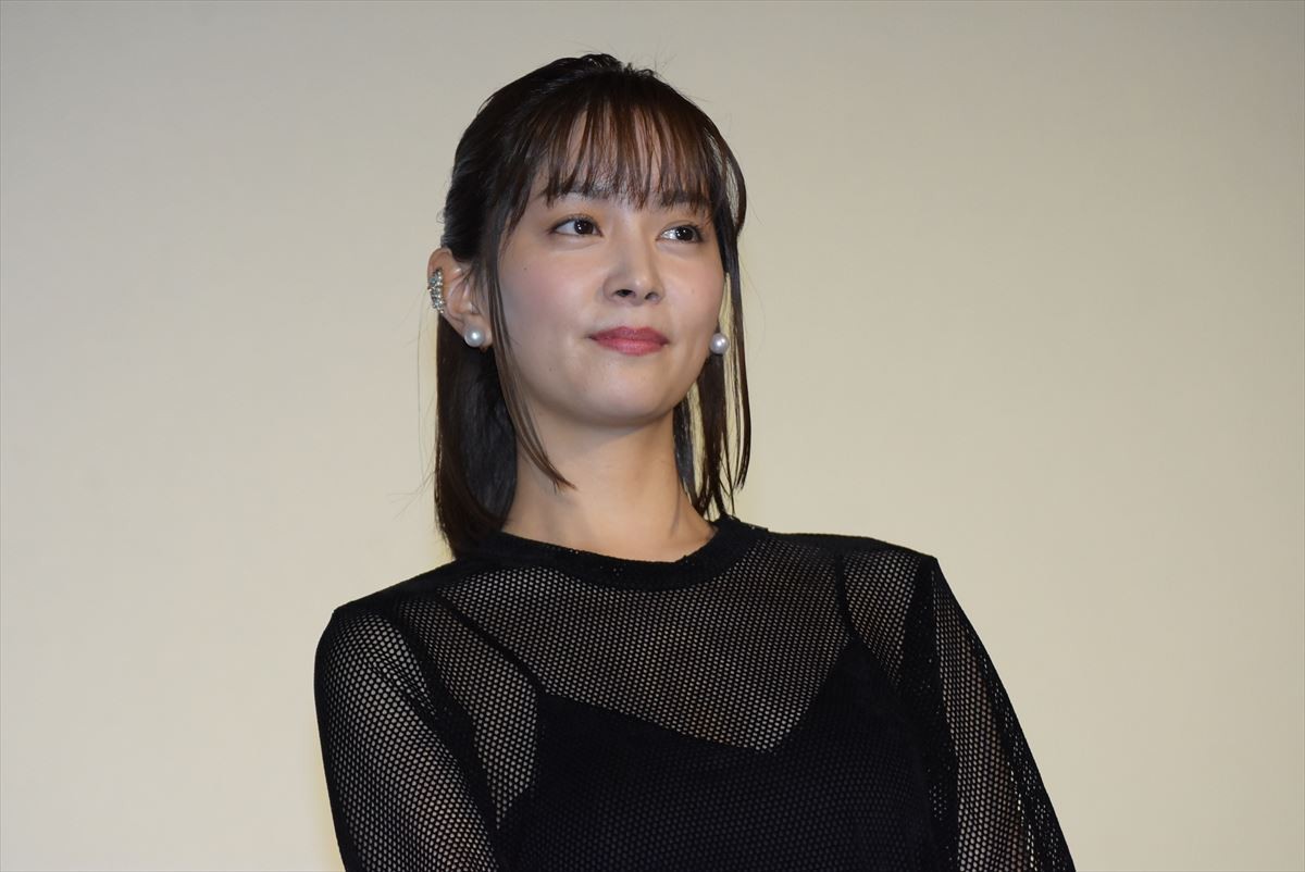 松岡茉優、独特な表現で主演作をアピール「忘れられない人がいる人のお葬式場になる」
