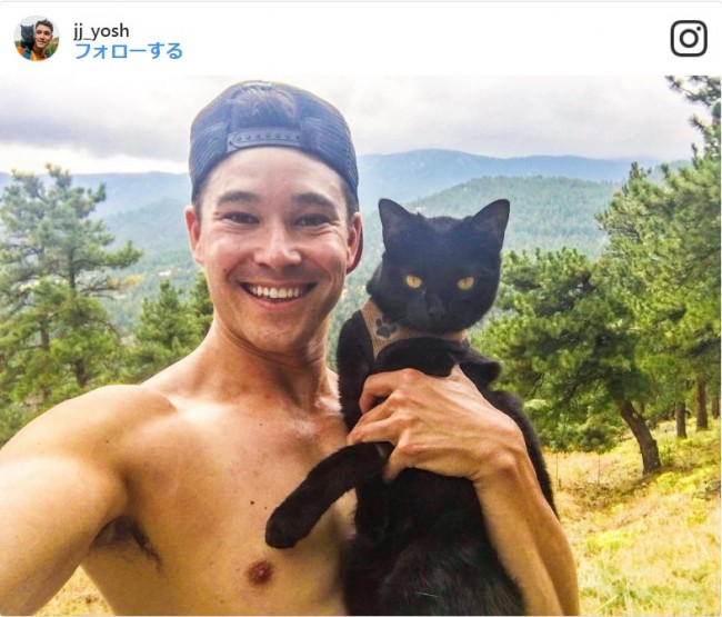 キャンプ仲間はにゃんこ!イケメン&美猫が大自然を行く ※「JJ Yosh」インスタグラム