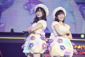 「渡辺麻友 卒業コンサート～みんなの夢が叶いますように～」に出演した渡辺麻友と指原莉乃