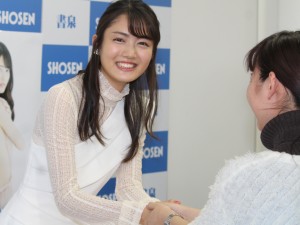 写真集『Anniversary』発売記念イベントを開催した水谷果穂