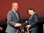 「第30回東京国際映画祭」クロージングセレモニーに出席した元米副大統領のアル・ゴア氏と 小池百合子東京都知事