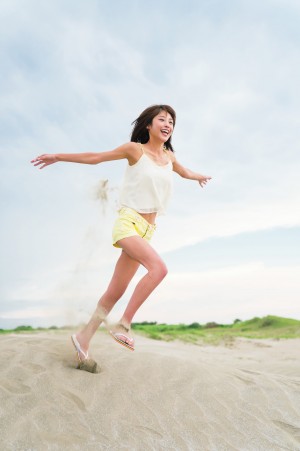 岡副麻希、『原色美人キャスター大図鑑2018』に登場