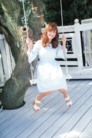 柴田阿弥、『原色美人キャスター大図鑑2018』に登場