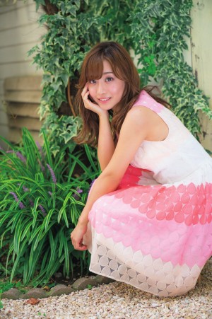 柴田阿弥、『原色美人キャスター大図鑑2018』に登場