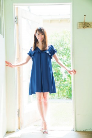 新井恵理那、『原色美人キャスター大図鑑2018』に登場