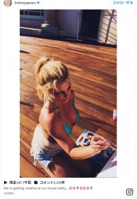 ブリトニー・スピアーズ、ビキニ姿で絵を描く様子を披露　※「ブリトニー・スピアーズ」インスタグラム