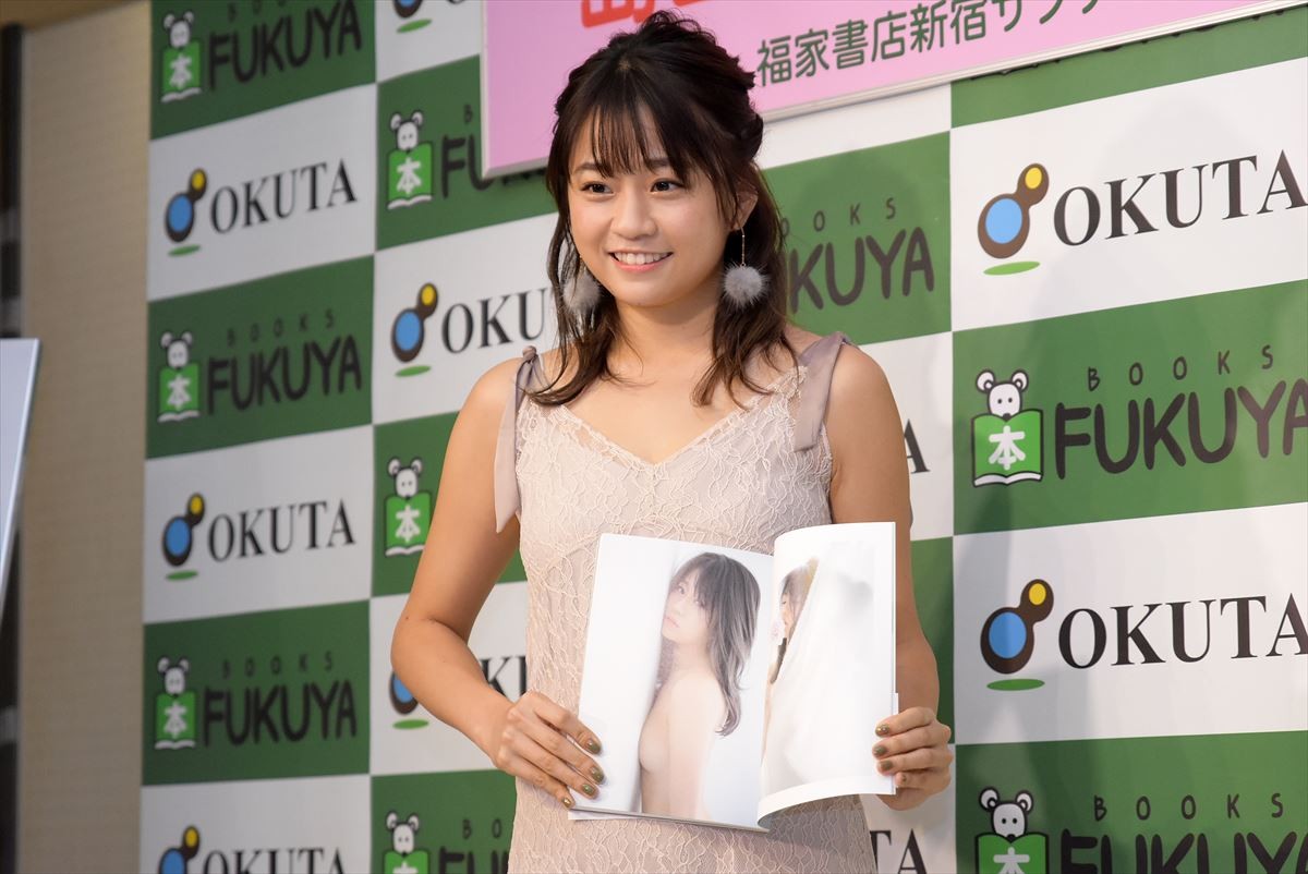 卒業控えるAKB48・島田晴香、“レアショット”満載フォトブックは「100点満点！」