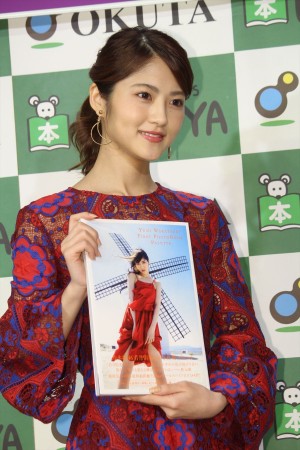 若月佑美、写真集『パレット』発売記念お渡し会・合同取材の様子