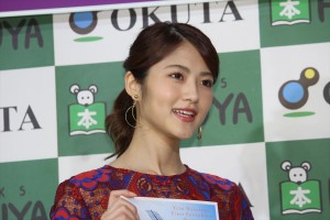 若月佑美、写真集『パレット』発売記念お渡し会・合同取材の様子