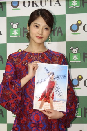 若月佑美、写真集『パレット』発売記念お渡し会・合同取材の様子