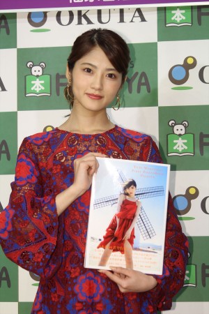 若月佑美、写真集『パレット』発売記念お渡し会・合同取材の様子