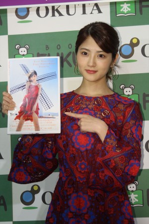 若月佑美、写真集『パレット』発売記念お渡し会・合同取材の様子