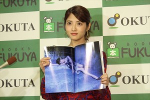 若月佑美、写真集『パレット』発売記念お渡し会・合同取材の様子