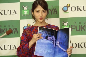 若月佑美、写真集『パレット』発売記念お渡し会・合同取材の様子