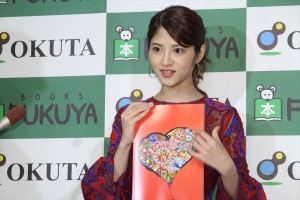 若月佑美、写真集『パレット』発売記念お渡し会・合同取材の様子