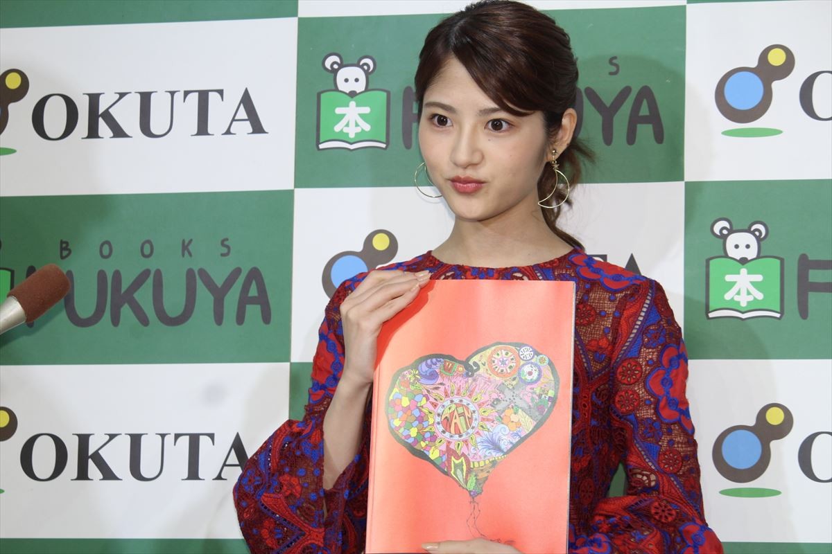 乃木坂46・若月佑美、“赤い下着姿”を写真集で披露　白石麻衣から「やだエッチ」