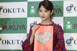 若月佑美、写真集『パレット』発売記念お渡し会・合同取材の様子