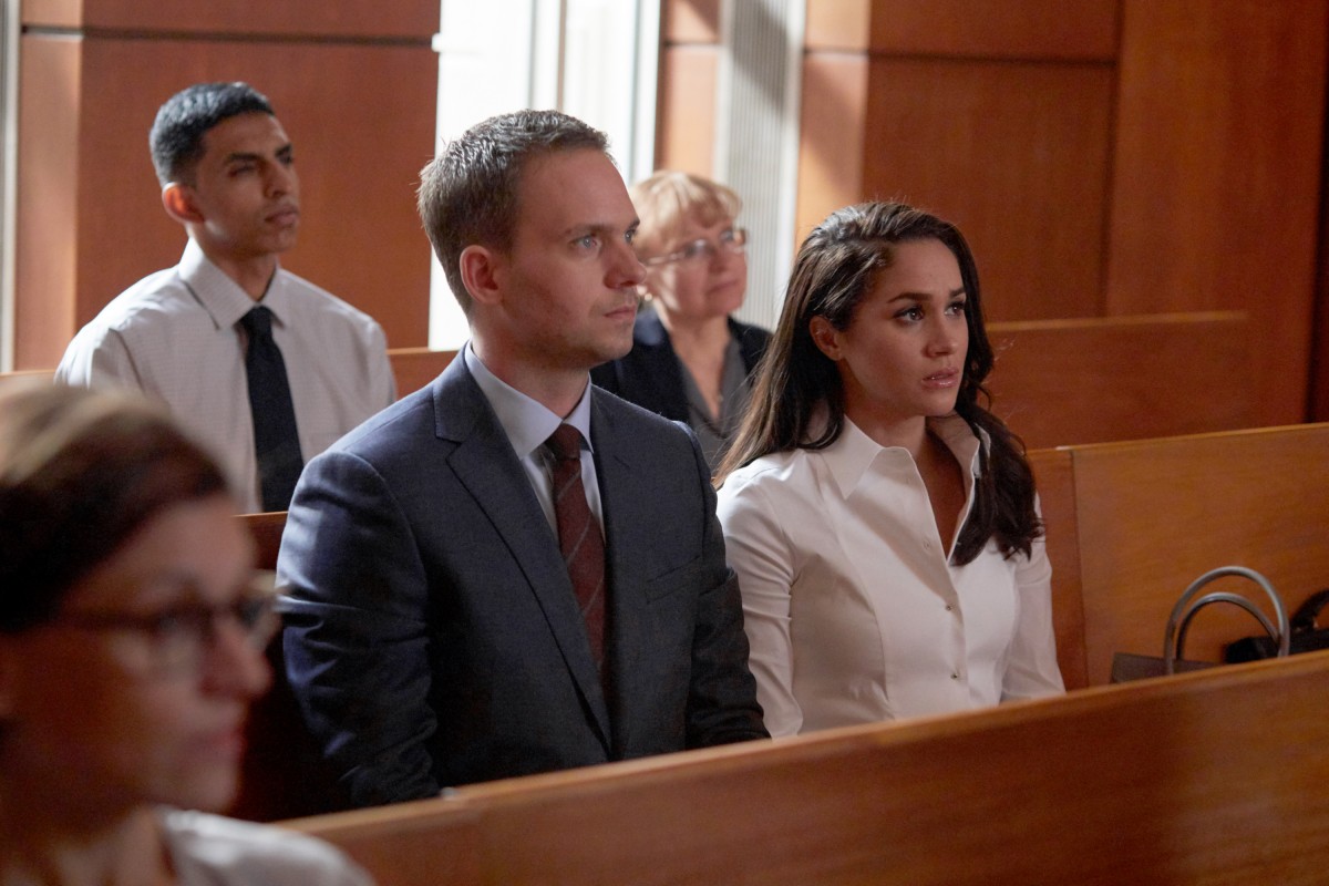 マイク役パトリック・J・アダムズ＆レイチェル役メーガン・マークル（※『SUITS／スーツ』シーズン6場面写真）